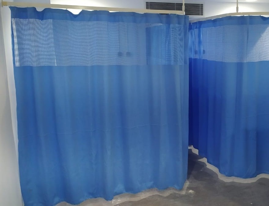 ستائر بين الأسرة